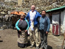 Alan with Lama Geshi's wife and daughter, Tahsi