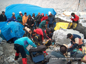 Sherpas retuning from "cleaning the mountain"